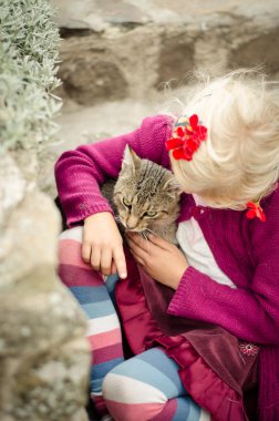 Çocuk sevişme büyük kedi