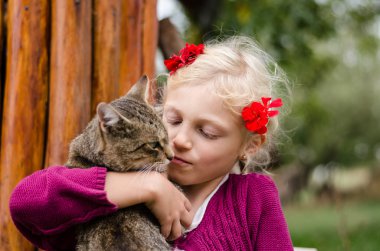 Çocuk sarılma kedi