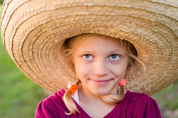 Fille en chapeau mexicain — Photo