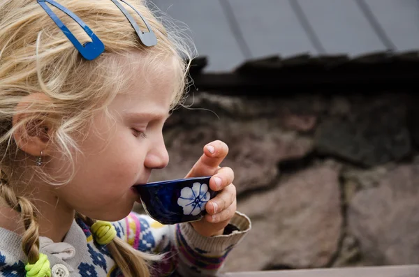 お茶を飲むブロンドの女の子 — ストック写真