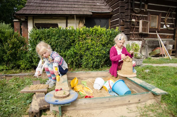 Duas meninas adoráveis jogando — Fotografia de Stock