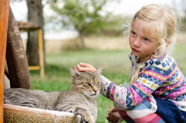 Çocuk ve kedi — Stok fotoğraf