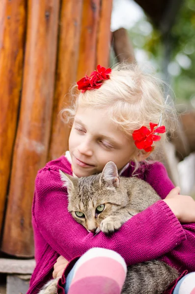 Niño abrazando gato —  Fotos de Stock