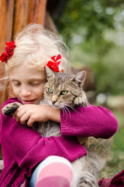 Kind umarmt Katze — Stockfoto