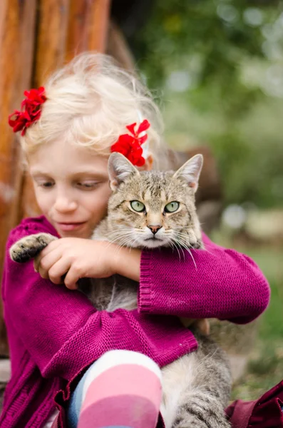 女孩拥抱猫 — 图库照片