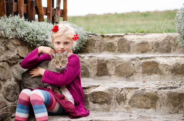 Niño acariciando grande gato — Foto de Stock