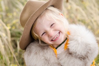 sarışın kız gülerek