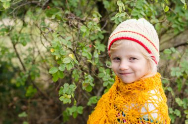 Güzel gülümseyen sarışın kız.