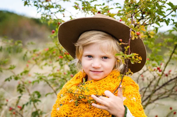Girl with hat and orange pelerine in autumn season — Stock Photo, Image