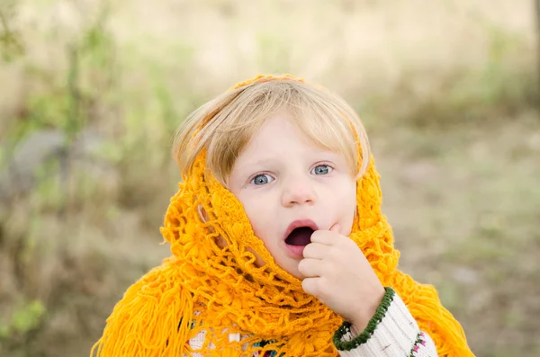 Überrascht Mädchen in orangefarbener Pelerine in der Herbstsaison — Stockfoto