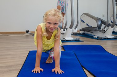 kızı spor salonunda