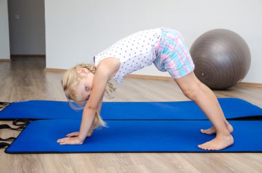 kızı spor salonunda