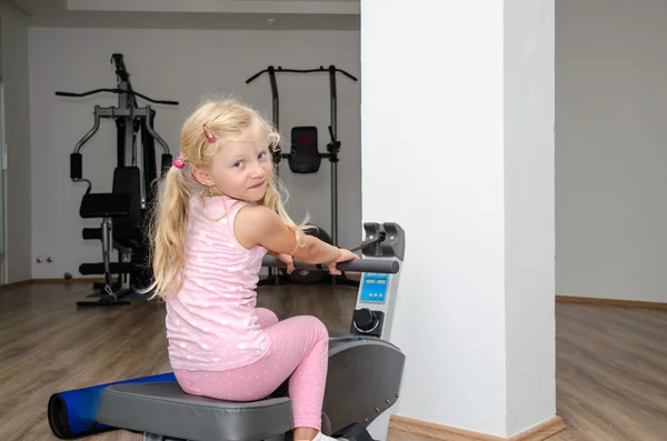 Blond dziewczynka treningu w siłowni — Zdjęcie stockowe