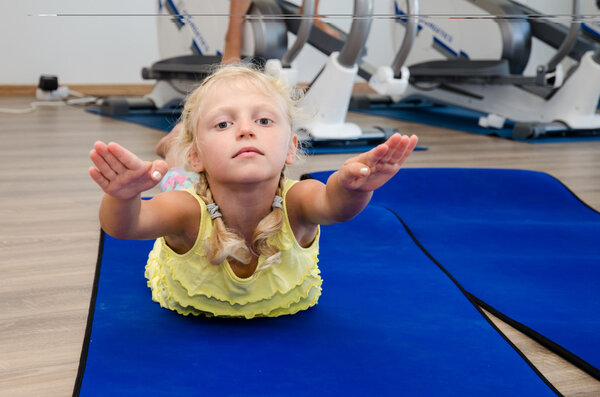 девушка упражнения в тренажерном зале
