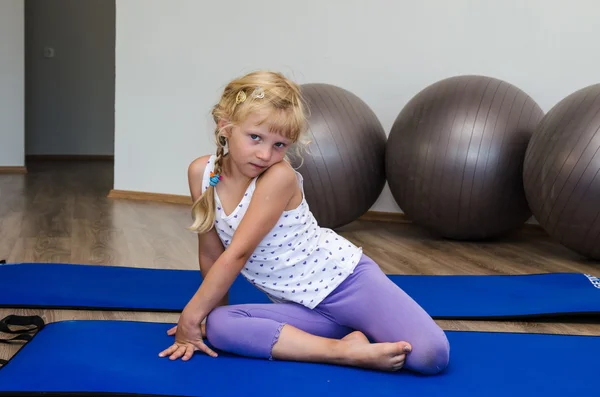 Chica en el gimnasio —  Fotos de Stock