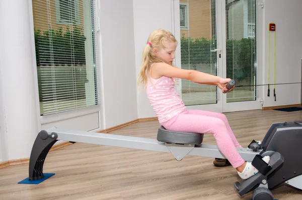 Dziecko dziewczynka treningu w siłowni — Zdjęcie stockowe