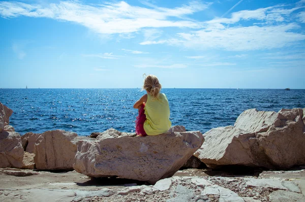 Flickan tittar in i havet — Stockfoto