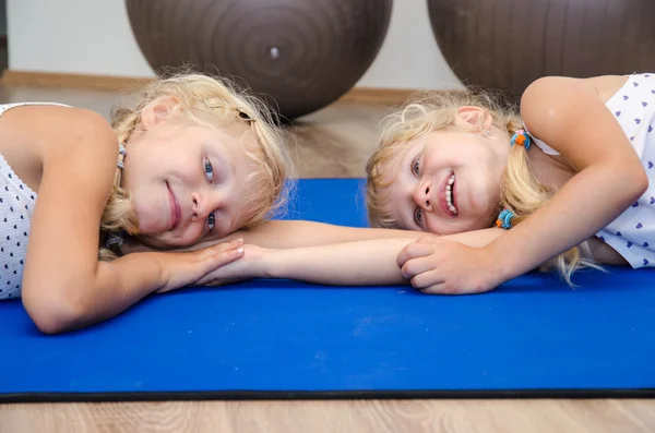 Chicas en el gimnasio — Foto de Stock