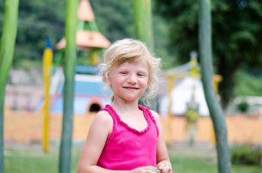 Küçük tatlı kız gülüyor.