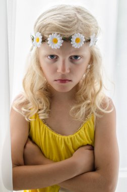 kızgın sarışın kız