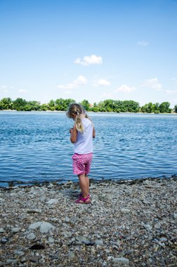 Çocuk yalnız Irmak