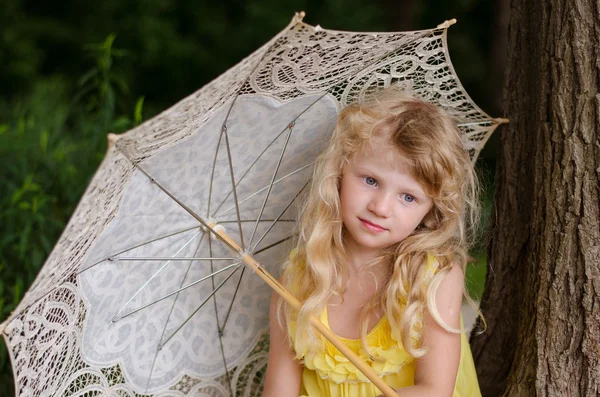 Little girl holding sunshade — Stock Photo, Image