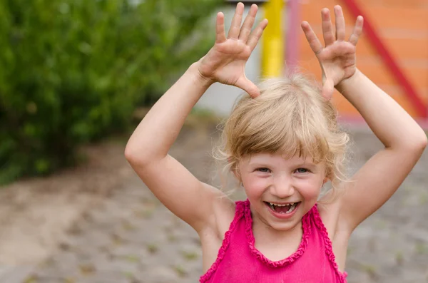 Glückliches Kind lächelt — Stockfoto