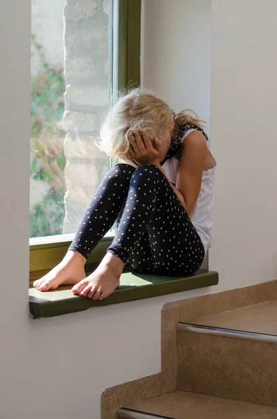 Płaczące dziecko siedzi sama — Zdjęcie stockowe