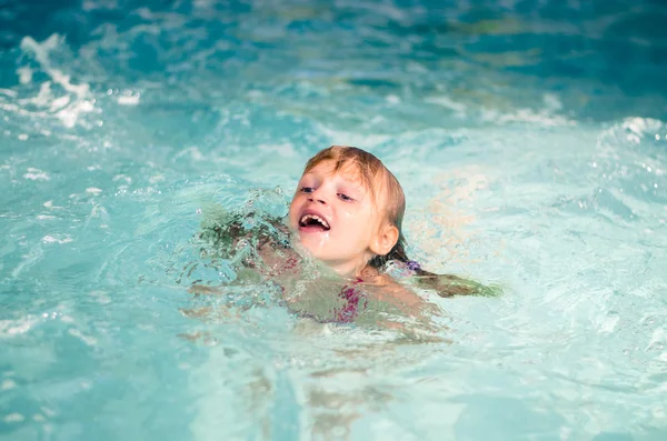 Crianças nadando na piscina — Fotografia de Stock