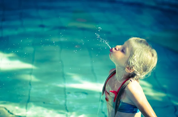 Niño escupiendo agua — Foto de Stock