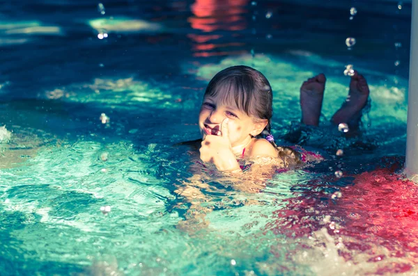 Bambino in acqua con pollice in su — Foto Stock