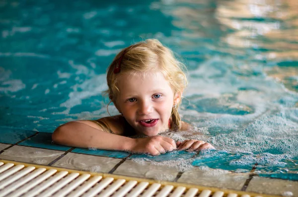 Barn i poolen — Stockfoto