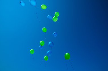 renkli balonlar uçuyor
