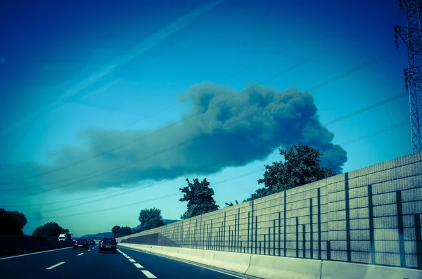 Дым от пожара в небе — стоковое фото