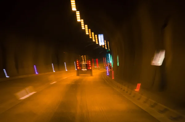 Auto in de tunnel — Stockfoto