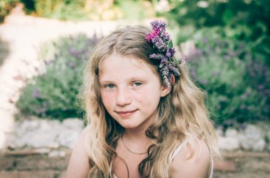 Kafasında çiçekler olan güzel sarışın kız yeşil arka plan, eski moda, eski moda