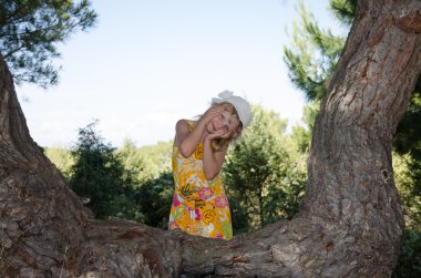 Kız ağaç gövdesi tarafından ayakta