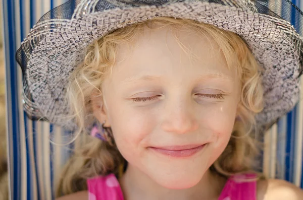 Chica rubia con sombrero y retrato de ojos cerrados — Foto de Stock