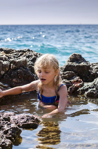Menina sentada na água do mar — Fotografia de Stock