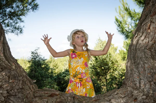 Mädchen mit Handbewegung — Stockfoto