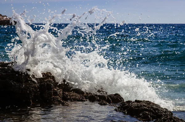 Брызги воды на скалистом побережье — стоковое фото
