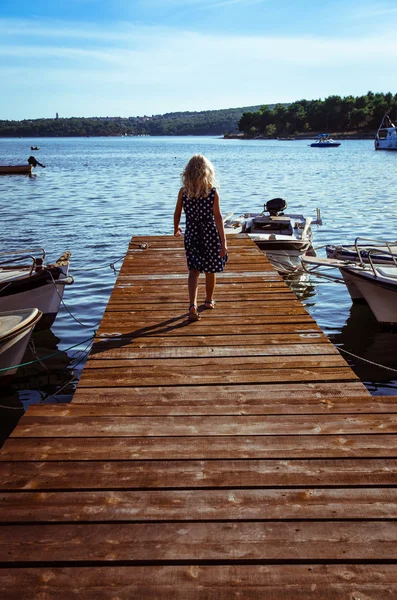 Flicka i trä brygga — Stockfoto