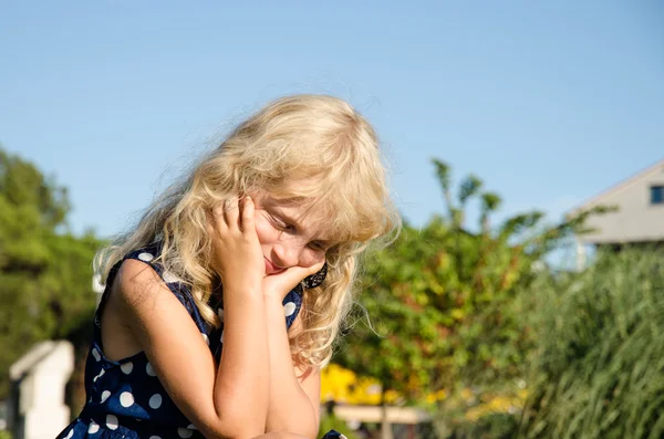 Liebenswertes denkendes Mädchen — Stockfoto