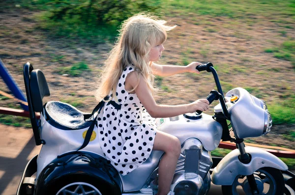 Kind rijden een motorfiets — Stockfoto