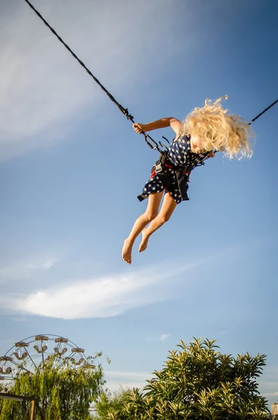 Niño en atracción bungee — Foto de Stock