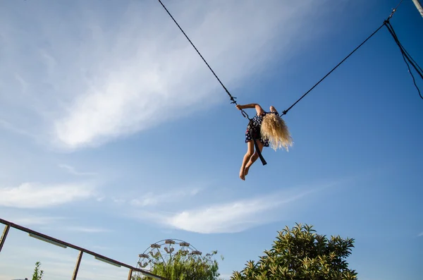 Tourner autour de l'attraction de saut — Photo