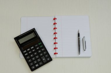kalem ve hesap makinesi ile boş not defteri