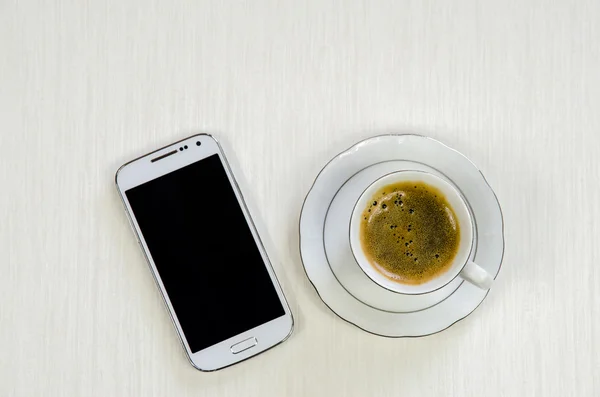 Smartphone et tasse de café — Photo