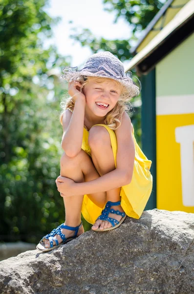 Flicka som leker på lekplatsen — Stockfoto