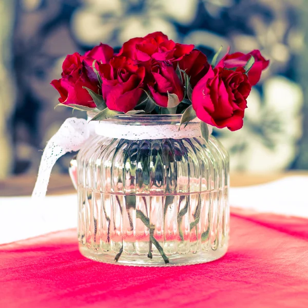 빨간 장미 꽃병 — 스톡 사진